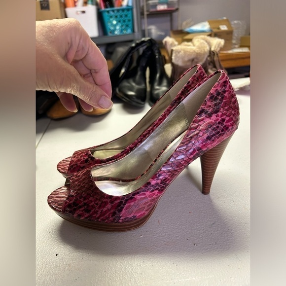 STYLE & CO Celine Heels, Pink Reptile Pattern, 3.25 in Heel Peep Toe - Picture 4 of 8